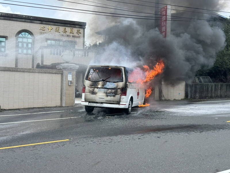 救护车在养护中心前发生火烧车意外。(民众提供) 救护车在养护中心前发生火烧车意外。(民众提供)