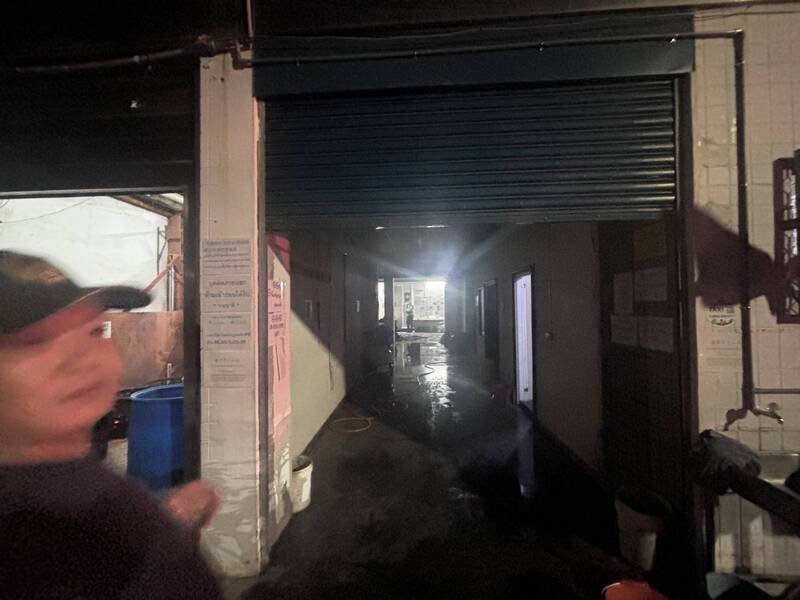 林园区一栋移工宿舍今天清晨发生火警。(民众提供) 林园区一栋移工宿舍今天清晨发生火警。(民众提供)