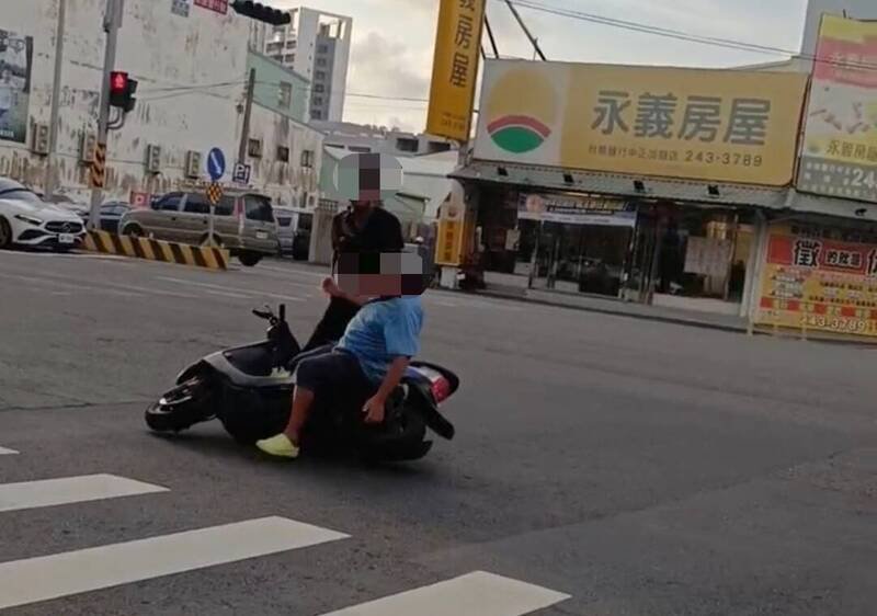 路人与机车骑士在大街上爆发肢体冲突。(取自《记者爆料网》) 路人与机车骑士在大街上爆发肢体冲突。(取自《记者爆料网》)