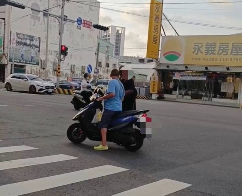 路人与机车骑士在大街上爆发肢体冲突。(取自《记者爆料网》) 路人与机车骑士在大街上爆发肢体冲突。(取自《记者爆料网》)