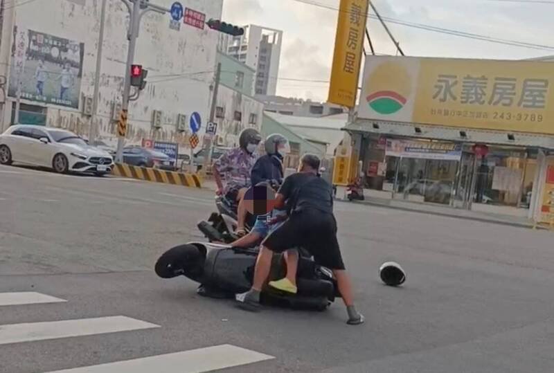 路人与机车骑士在大街上爆发肢体冲突。(取自《记者爆料网》) 路人与机车骑士在大街上爆发肢体冲突。(取自《记者爆料网》)