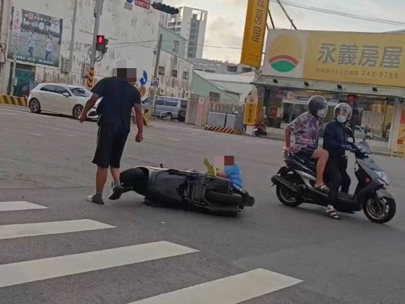 路人与机车骑士在大街上爆发肢体冲突。(取自《记者爆料网》) 路人与机车骑士在大街上爆发肢体冲突。(取自《记者爆料网》)