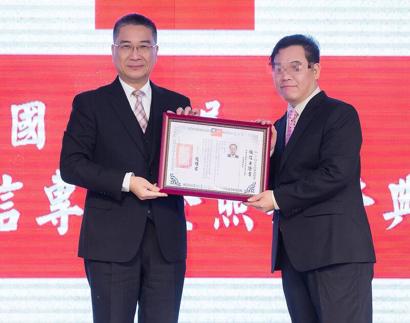 前任负责人陈原平(右)。(翻摄国华征信社官网) 前任负责人陈原平(右)。(翻摄国华征信社官网)