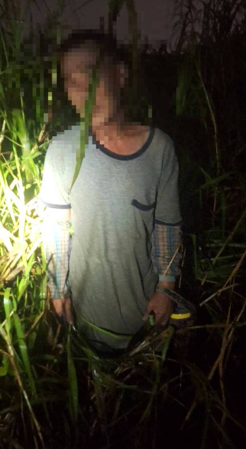 苏男采竹笋迷路,四周昏暗又是杂草,走不出来。(民众提供) 苏男采竹笋迷路,四周昏暗又是杂草,走不出来。(民众提供)