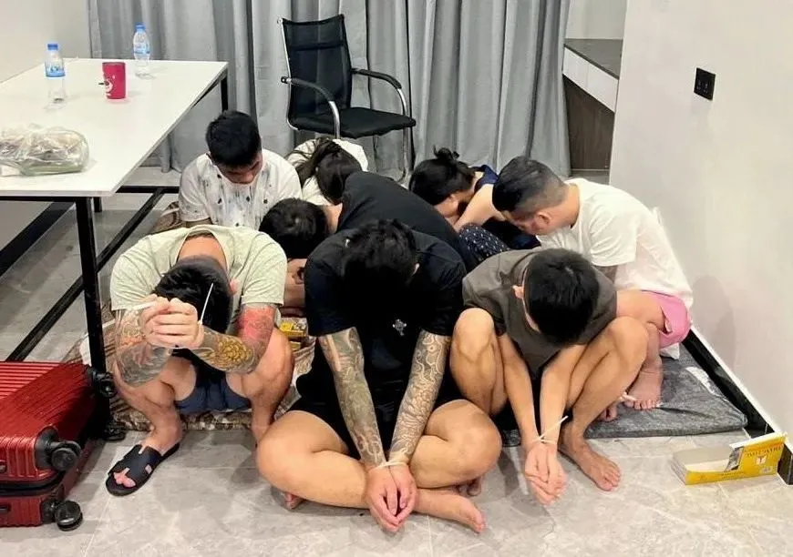 当地时间7月16日，柬埔寨金边，柬埔寨警方突袭一处诈骗中心 图：IC