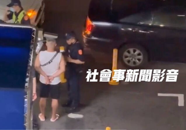 林男触犯公共危险等罪嫌,警方当街上铐逮捕。(撷取自社会事新闻影音) 林男触犯公共危险等罪嫌,警方当街上铐逮捕。(撷取自社会事新闻影音)