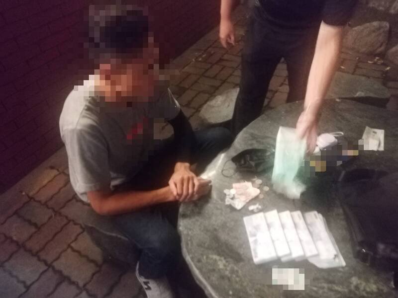 诈团食髓知味又想再骗50万元,警方获报现场逮人,查扣现金、手机等 物。(警方担供) 诈团食髓知味又想再骗50万元,警方获报现场逮人,查扣现金、手机等 物。(警方担供)