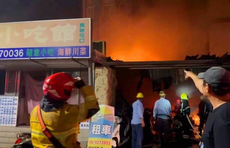 火场三层楼建筑,全部陷入火海。(澎湖县政府消防局提供) 火场三层楼建筑,全部陷入火海。(澎湖县政府消防局提供)