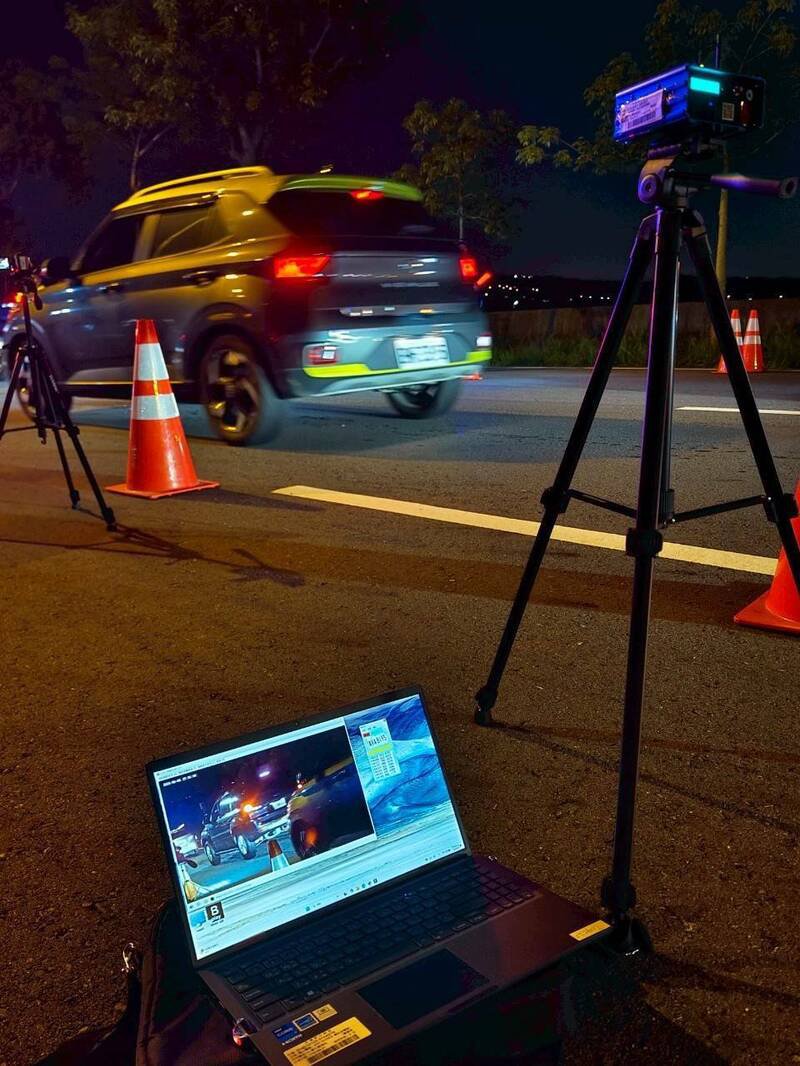 南投警方执行暑期车辆违规联合稽查勤务 拦查可疑车辆有无使用伪变造车牌。(南投县警察局提供) 南投警方执行暑期车辆违规联合稽查勤务 拦查可疑车辆有无使用伪变造车牌。(南投县警察局提供)