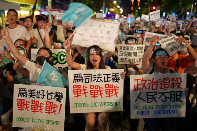 民众党支持者为柯文哲申冤。