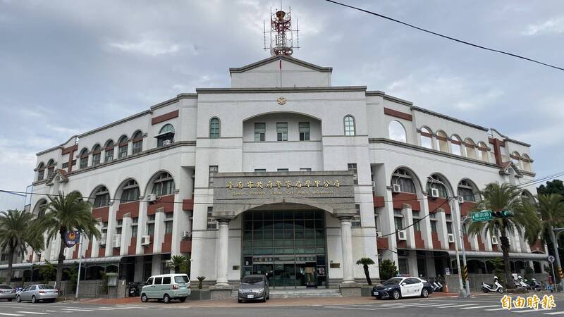 修屋诈骗案周姓犯嫌,已被警方带回学甲警分局侦讯。(记者杨金城摄) 修屋诈骗案周姓犯嫌,已被警方带回学甲警分局侦讯。(记者杨金城摄)