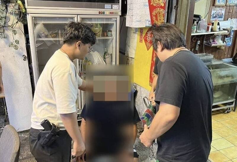 犯下学甲风灾受灾户诈骗案的周姓犯嫌(中)在屏东恒春落网。(学甲分局提供) 犯下学甲风灾受灾户诈骗案的周姓犯嫌(中)在屏东恒春落网。(学甲分局提供)