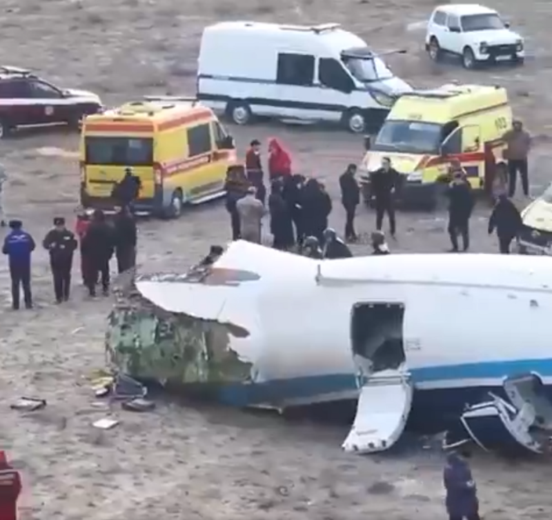 阿塞拜疆航空8243号航班去年12月25日在俄罗斯领空失事。 图：翻摄自 Special Kherson Cat X 账号