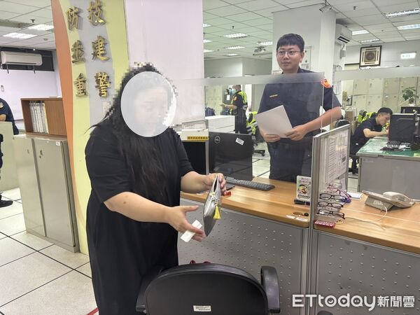 ▲▼1名资深导游吃顿麦当劳，差点丢了护照和30万现金。 （图/民众提供，下同）