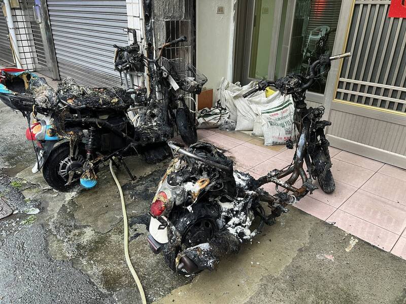 机车被烧得剩下骨架。(民众提供) 机车被烧得剩下骨架。(民众提供)