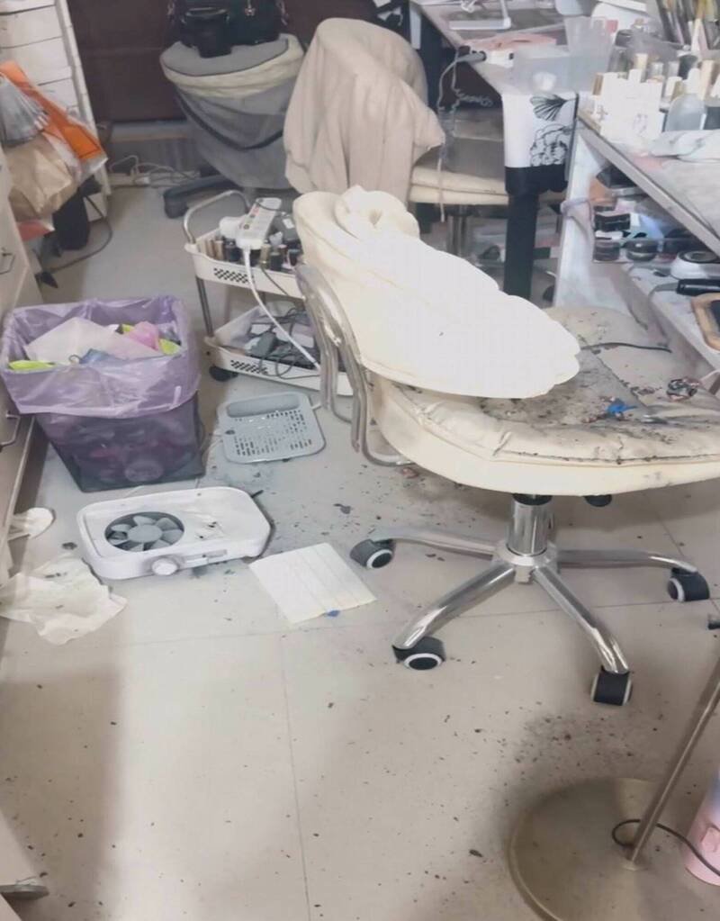 鹿港一家美甲店粉尘机爆炸,现场一片凌乱。(图由民众提供) 鹿港一家美甲店粉尘机爆炸,现场一片凌乱。(图由民众提供)