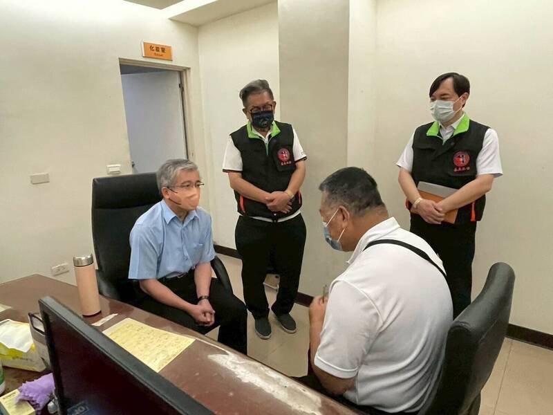 嘉义地检署检察长蔡宗熙(左至右)、犯保嘉义分会主委林文村、书记官长吴国安等人,今向李爸爸致意。(嘉义地检署提供) 嘉义地检署检察长蔡宗熙(左至右)、犯保嘉义分会主委林文村、书记官长吴国安等人,今向李爸爸致意。(嘉义地检署提供)