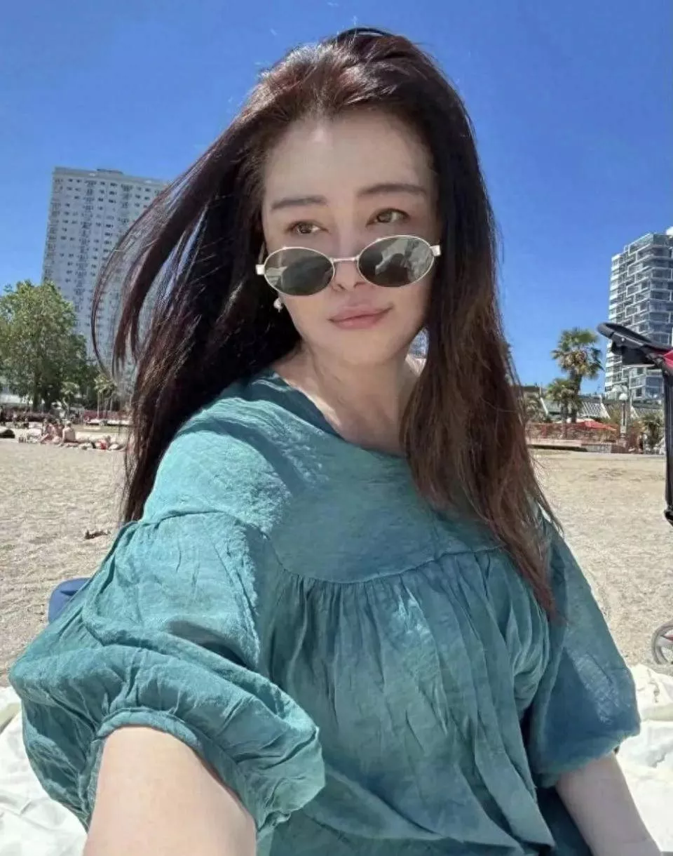 王祖贤在商场买鞋，拎着名牌包，打扮很土气