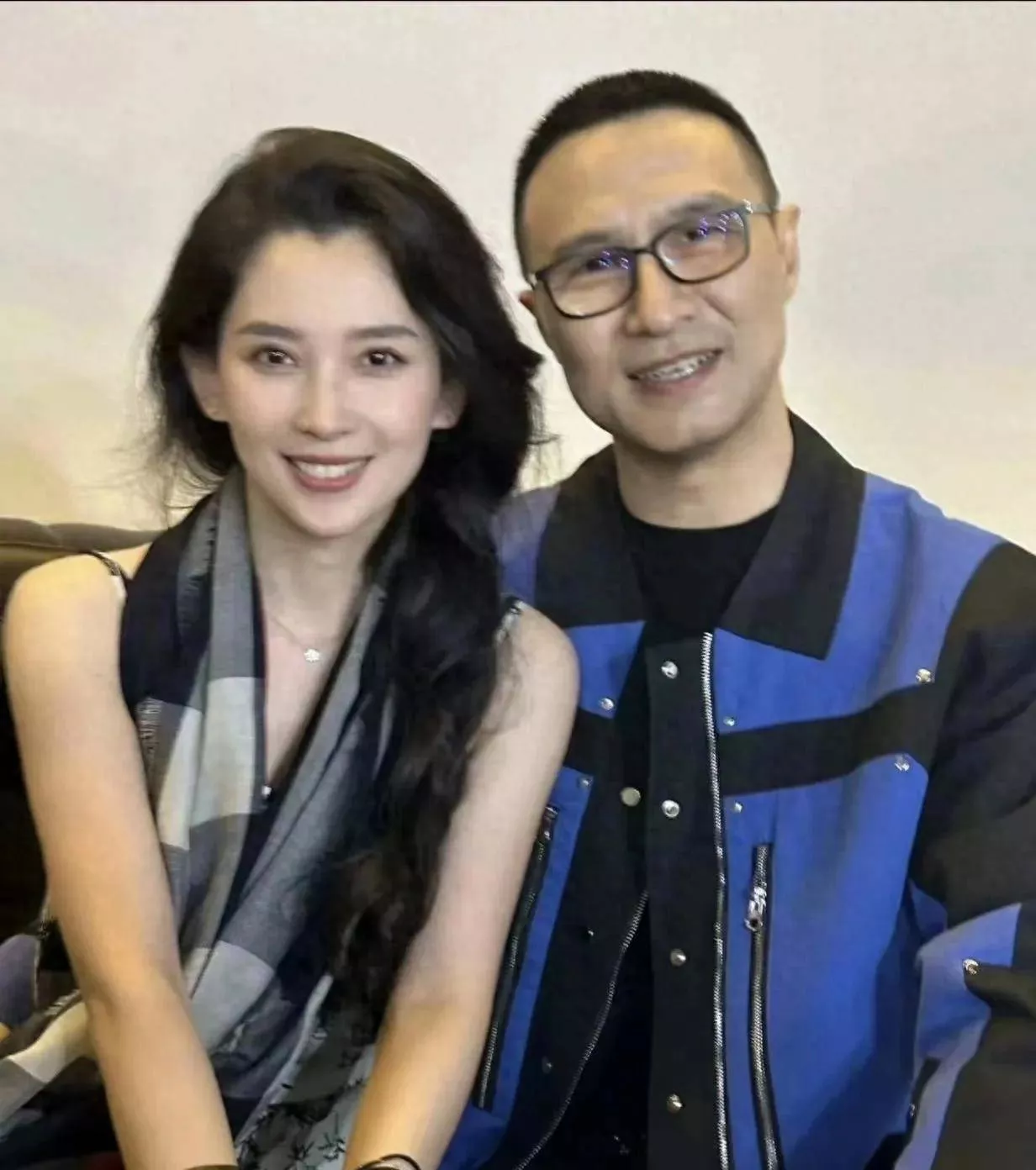 汪峰和女友在日本度假，森林北穿露肩衫秀身材