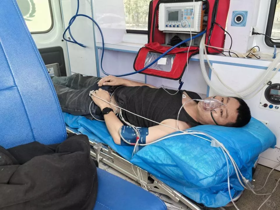 男子被剧毒蛇咬伤，无血清一度想放弃治疗...