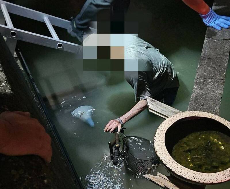 老翁由警方与消防人员救上岸。(图由警方提供) 老翁由警方与消防人员救上岸。(图由警方提供)