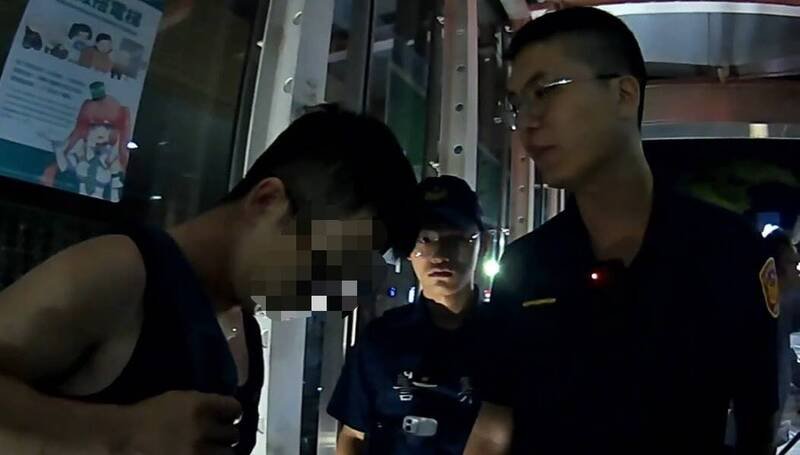 穿著吊嘎仔男子涉嫌在捷运美丽岛站的男厕偷拍,当场被活逮并报警。(民众提供) 穿著吊嘎仔男子涉嫌在捷运美丽岛站的男厕偷拍,当场被活逮并报警。(民众提供)