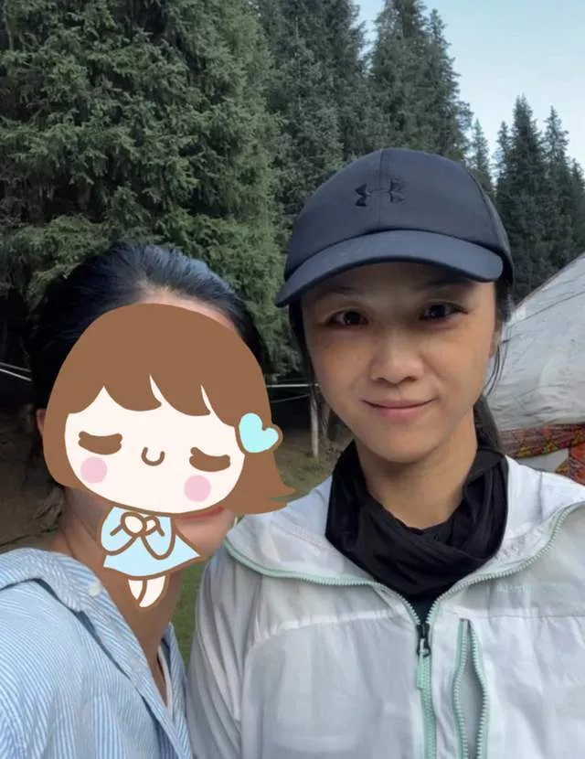汤唯和金泰勇带女儿新疆过暑假，穿着普通仍很养眼