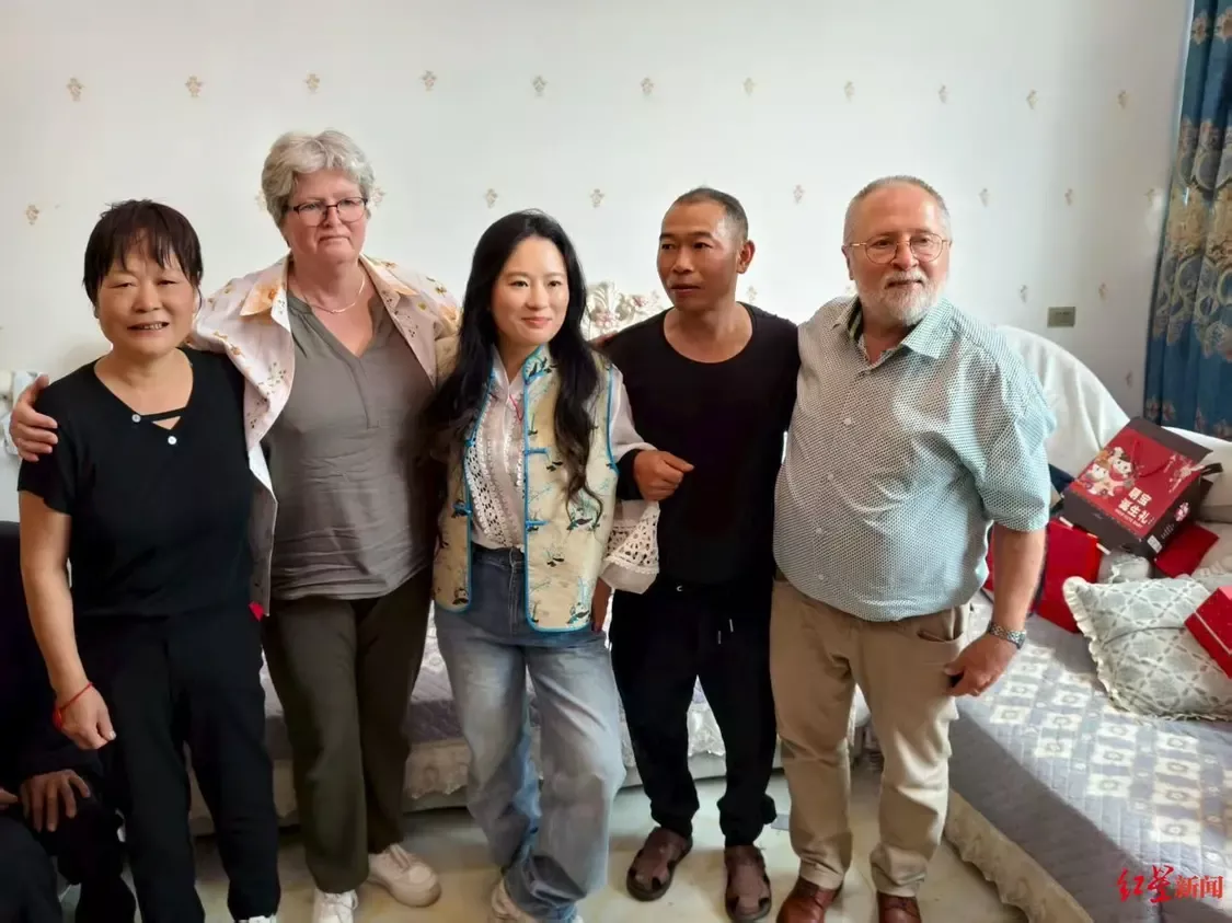 ▲盘延梦与亲生父母、养父母合影