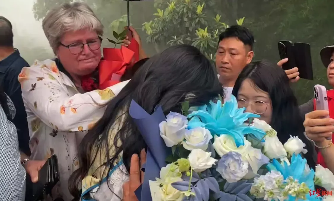 华裔女孩回云南认亲 28年前与亲生父母在医院走失