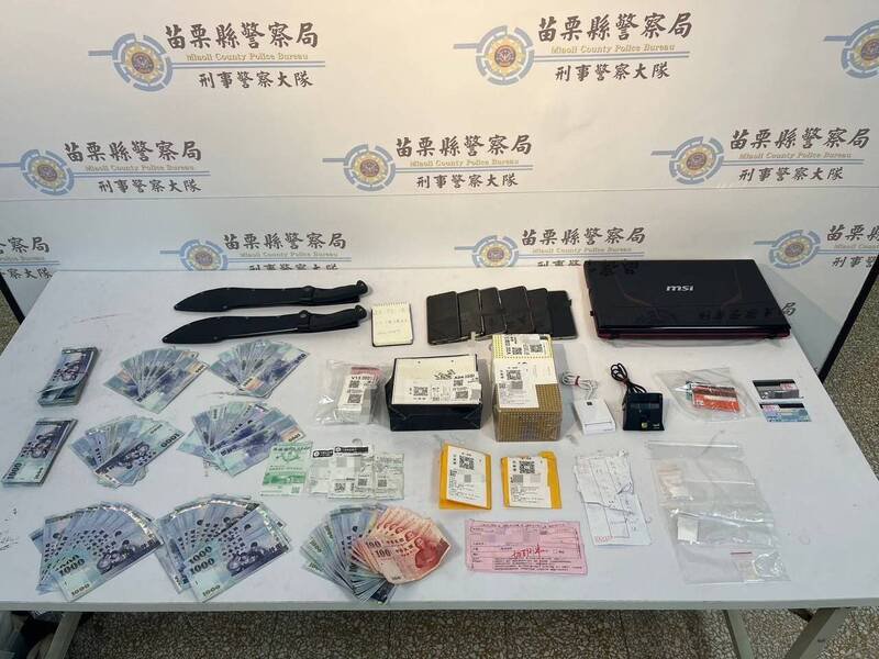 警方查扣毒品、现金、金融卡等证物。(图由警方提供) 警方查扣毒品、现金、金融卡等证物。(图由警方提供)