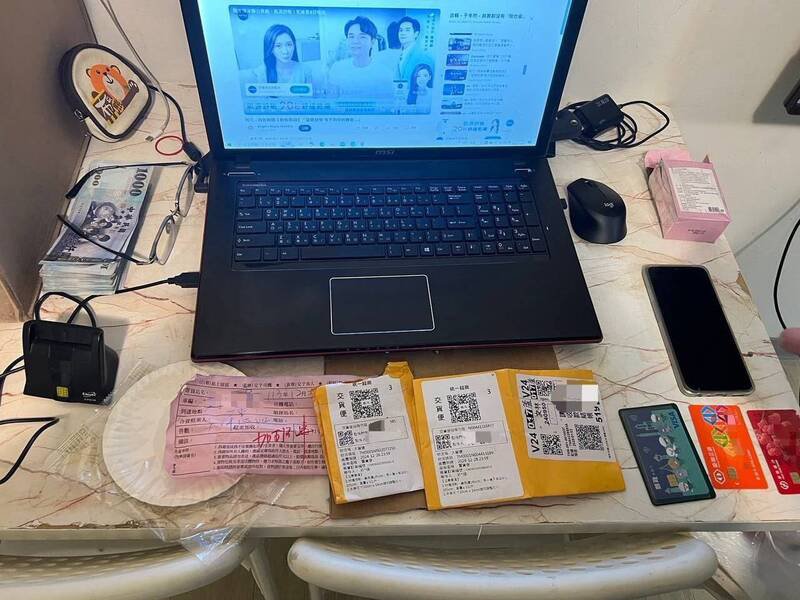 警方查扣笔记型电脑等证物。(图由警方提供) 警方查扣笔记型电脑等证物。(图由警方提供)
