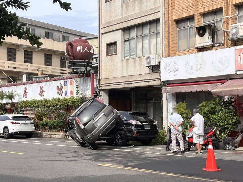 NISSAN休旅车「骑」上一辆停放于路边的LEXUS休旅车,没有人员受伤。(图由民众提供) NISSAN休旅车「骑」上一辆停放于路边的LEXUS休旅车,没有人员受伤。(图由民众提供)