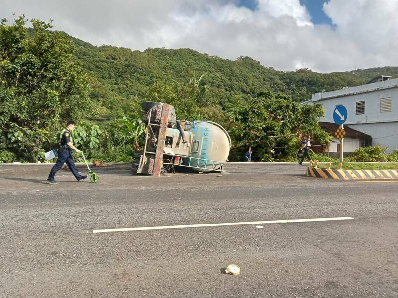 宜兰县头城镇滨海路一段、乌石港附近今天上午7点多,发生水泥车翻覆意外。(民众提供) 宜兰县头城镇滨海路一段、乌石港附近今天上午7点多,发生水泥车翻覆意外。(民众提供)