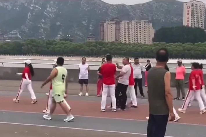 辽宁朝阳暴走团被传解散，12345回复：已有相关部门介入