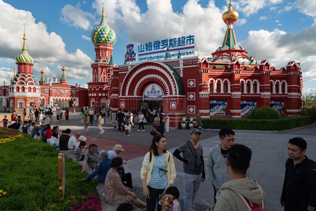 去年，中俄贸易额高达2400亿美元，自2022年俄罗斯入侵乌克兰以来增长了三分之二。中国还向俄罗斯提供了许多在冲突中使用的无人机和零部件。