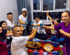 汤唯祖孙三代同框，9岁女儿个头真高，72岁母亲打扮时髦气质超好