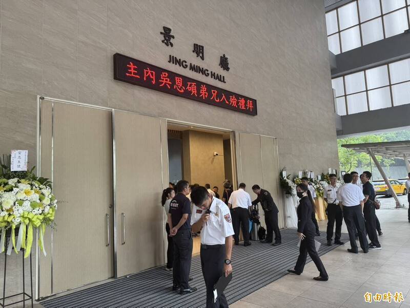 吴恩硕的入殓礼拜仅邀请亲友、同袍及生前熟识的同学前来致哀,场面庄严肃穆。(记者郑景议摄) 吴恩硕的入殓礼拜仅邀请亲友、同袍及生前熟识的同学前来致哀,场面庄严肃穆。(记者郑景议摄)