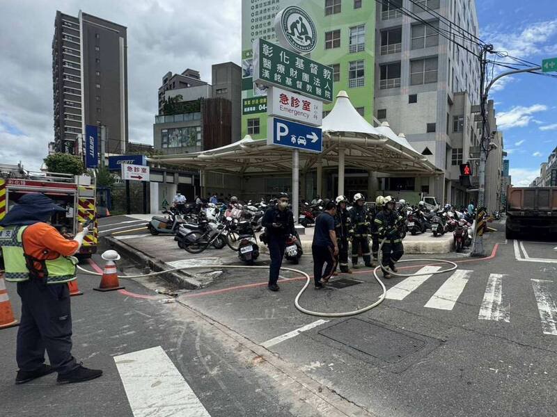 汉铭基督教医院前今天挖破瓦斯管线,造成瓦斯喷泄,业者进行排除。(图由警方提供) 汉铭基督教医院前今天挖破瓦斯管线,造成瓦斯喷泄,业者进行排除。(图由警方提供)