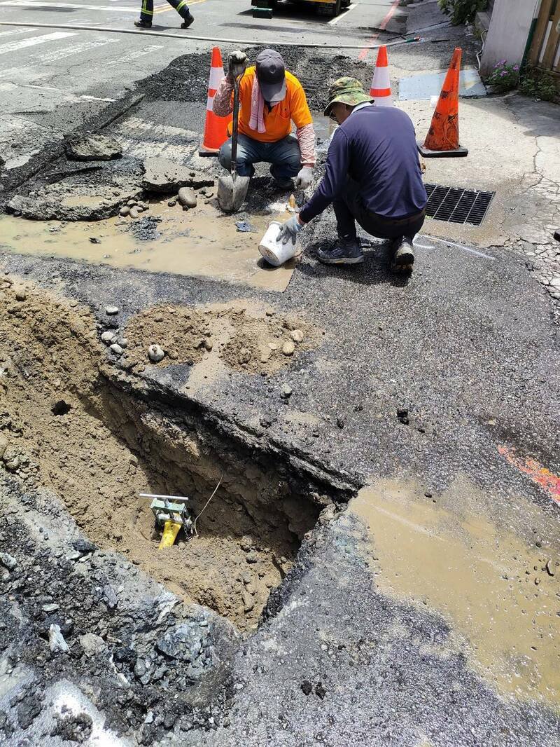 彰化市云长路挖破瓦斯管线,业者进行排除。(图由警方提供) 彰化市云长路挖破瓦斯管线,业者进行排除。(图由警方提供)