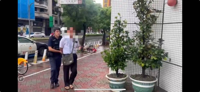 新北市杨姓男子持刀在三重街口骚扰一对小兄妹、路人,引发民众恐慌,警方赶抵约制,没发现刀械,告诫离去,今天逮捕归案(见图)。(记者吴仁捷翻摄)警方提供 新北市杨姓男子持刀在三重街口骚扰一对小兄妹、路人,引发民众恐慌,警方赶抵约制,没发现刀械,告诫离去,今天逮捕归案(见图)。(记者吴仁捷翻摄)警方提供