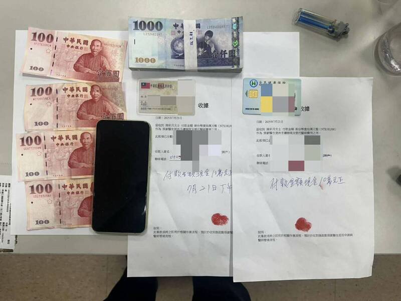 鹿港警方查获诈团车手,起出10万元款项。(警方提供) 鹿港警方查获诈团车手,起出10万元款项。(警方提供)