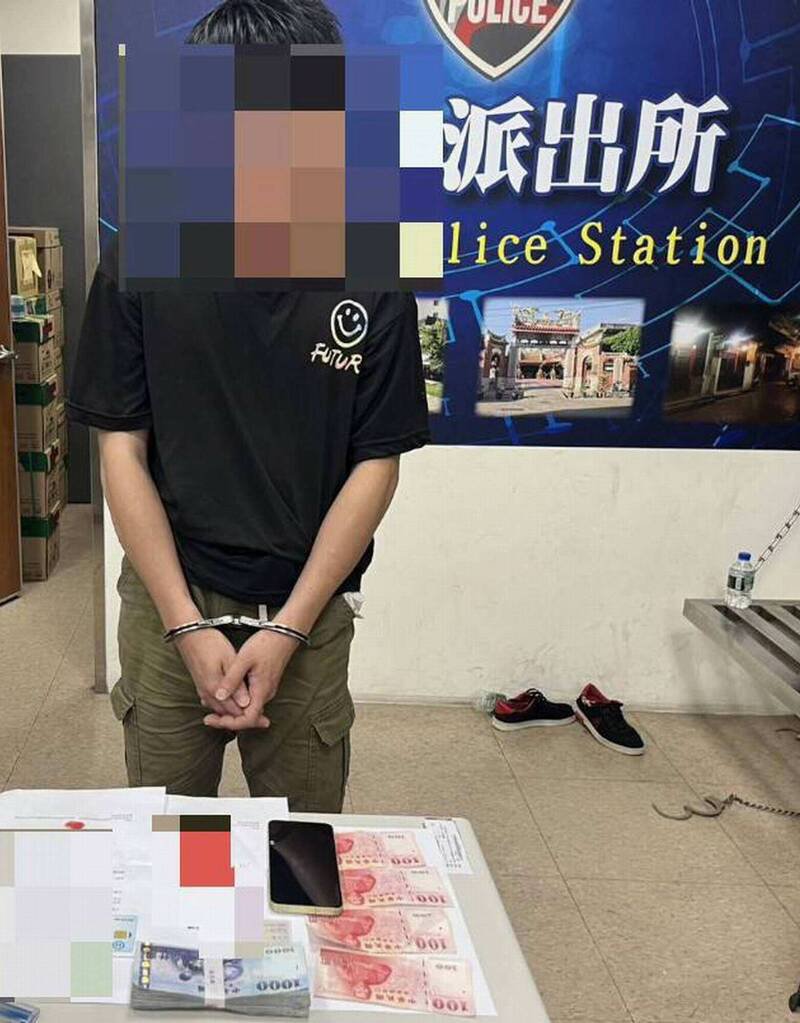 鹿港警方查获诈团车手带回派出所,起出10万元赃款。(警方提供) 鹿港警方查获诈团车手带回派出所,起出10万元赃款。(警方提供)