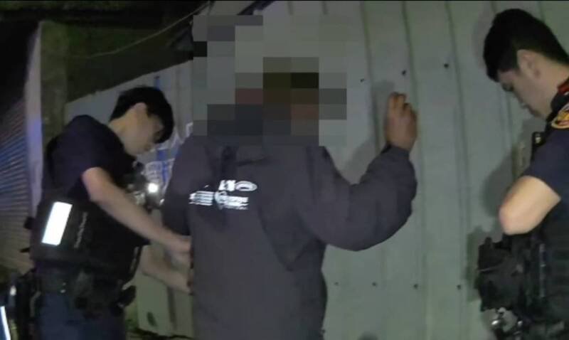 张嫌在惊愕中被压制逮捕,当场人赃俱获。(警方提供) 张嫌在惊愕中被压制逮捕,当场人赃俱获。(警方提供)
