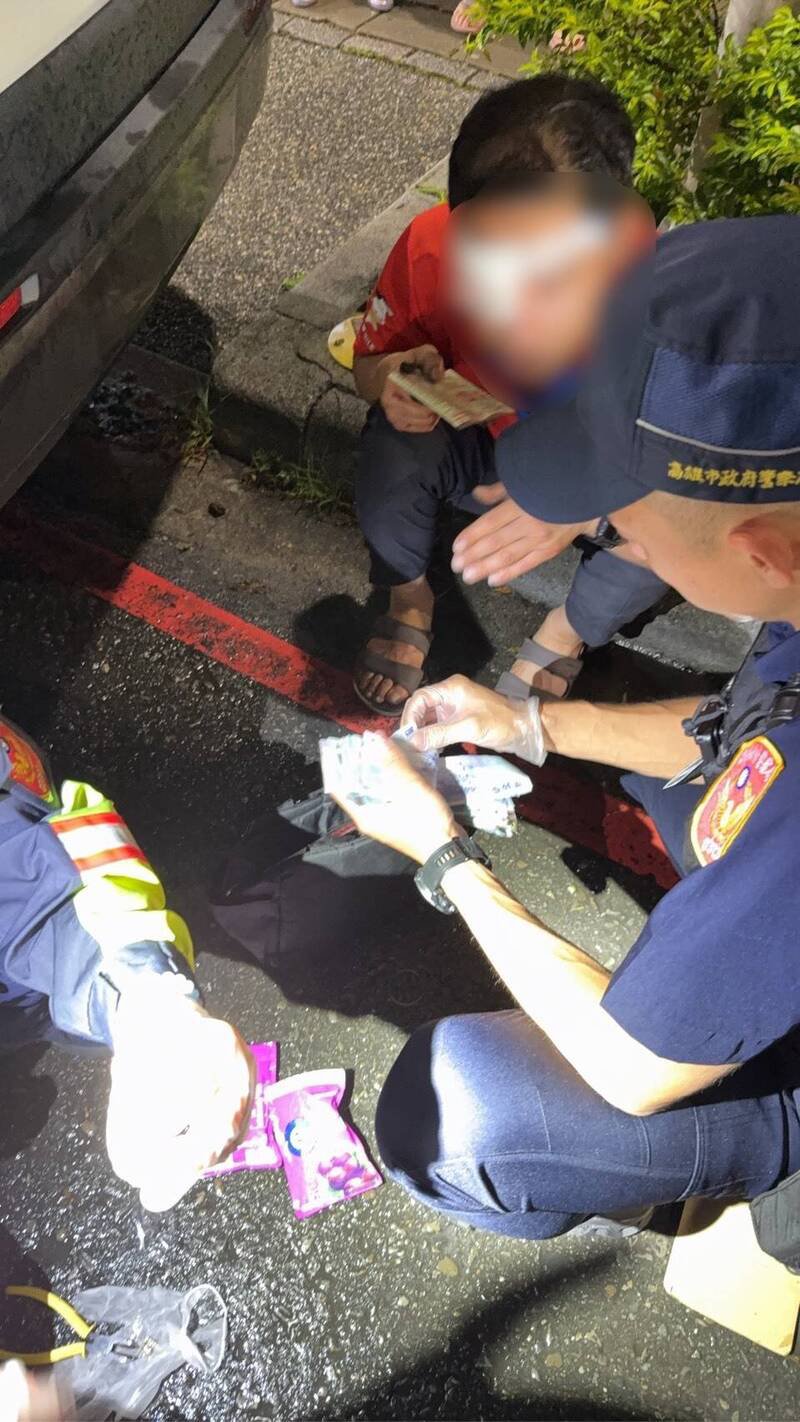 警方在肇事男子车上起出毒品。(民众提供) 警方在肇事男子车上起出毒品。(民众提供)