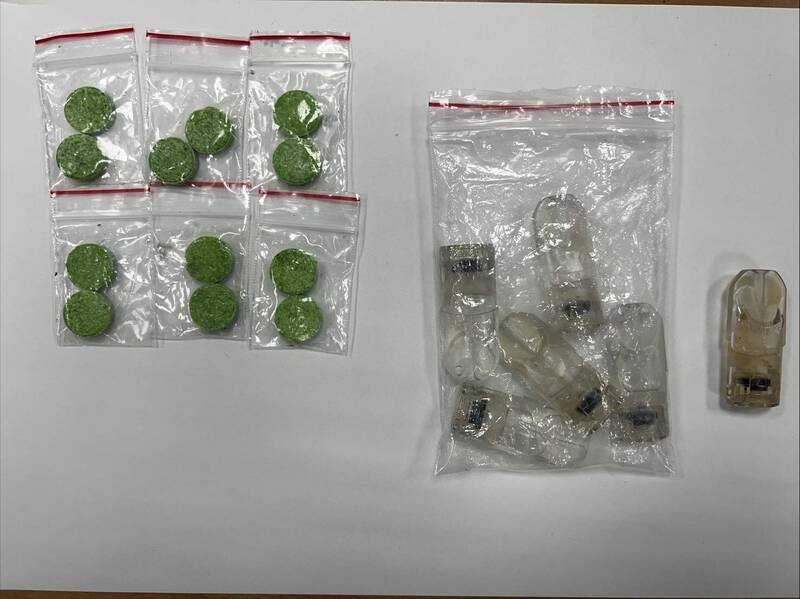 警方在肇事车辆查获毒品。(民众提供) 警方在肇事车辆查获毒品。(民众提供)