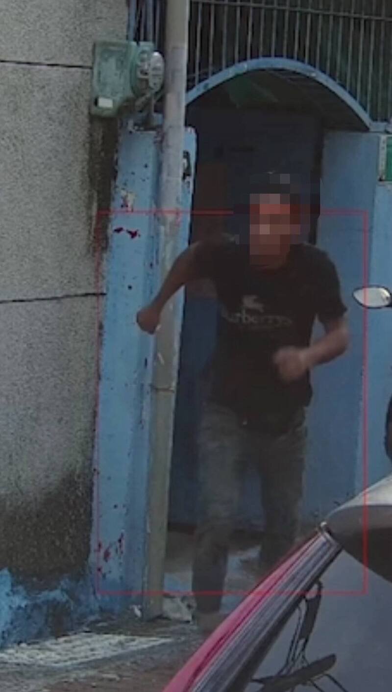 范男疑似发现不对劲拔腿逃亡,但被守在外面的警方逮到。(民众提供) 范男疑似发现不对劲拔腿逃亡,但被守在外面的警方逮到。(民众提供)