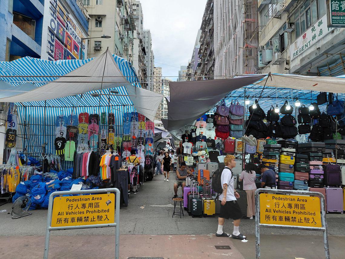 有女人街之称的通菜街是香港一条著名街道，许多商贩沿街摆档，售卖服装、饰品和玩具等。 （戴庆成摄）