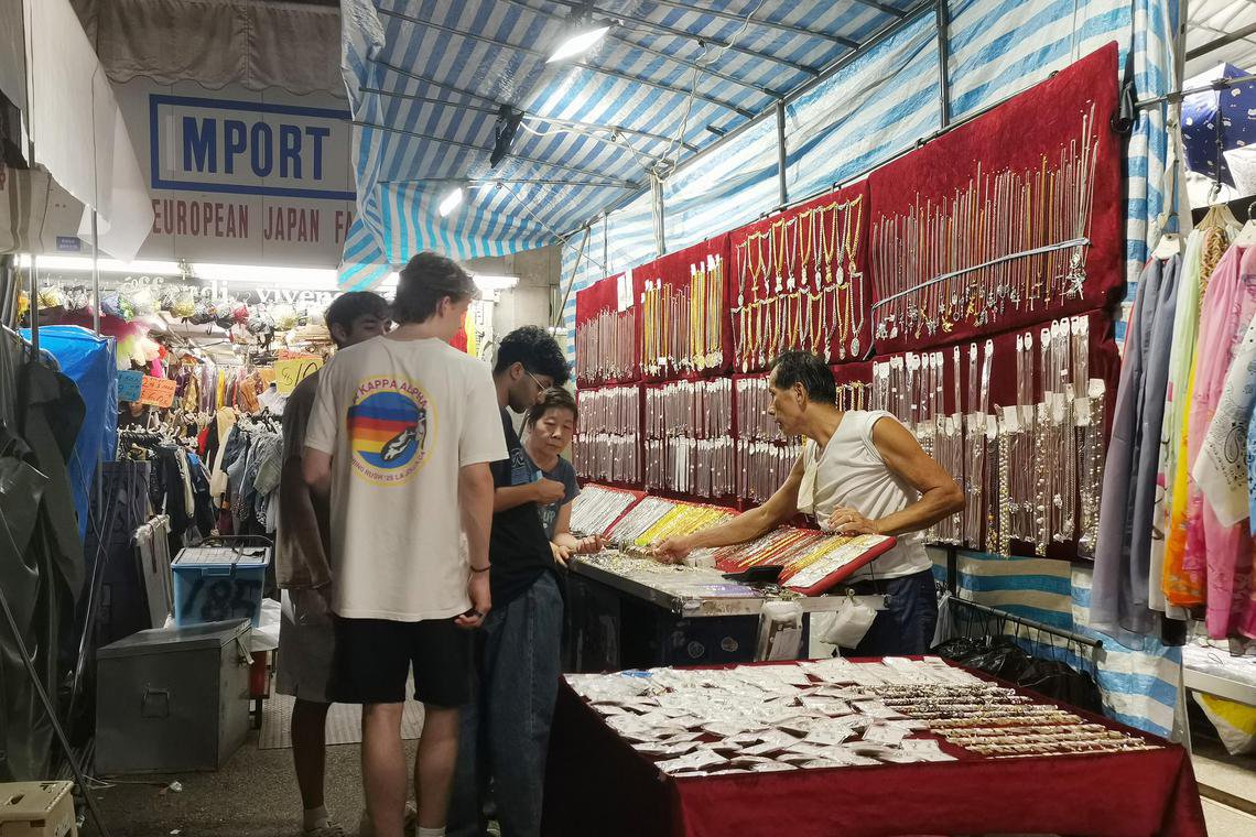 女人街早年因销售女性用品为主而得名，图为女人街的一个售卖饰品的摊档。（戴庆成摄）