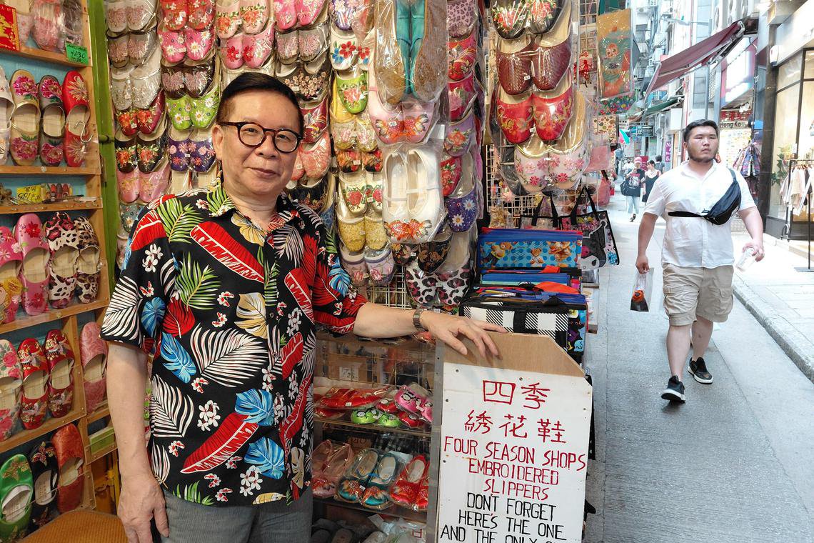 “四季绣花鞋”老板陈林在香港中环利源东街做绣花鞋生意数十载，打算三五年后退休。（戴庆成摄）