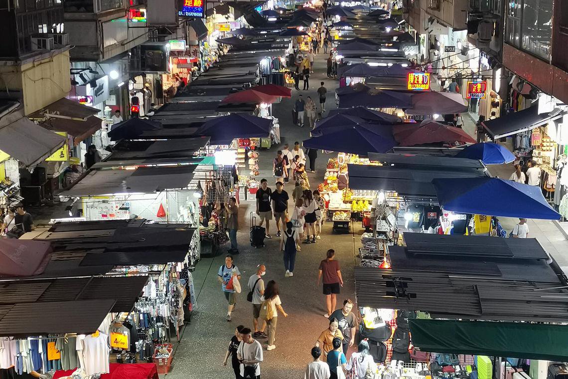 街头小贩多年来是香港独特的生活特色，也深受旅客喜爱。位于旺角的花园街，是游客到香港的逛街打卡地之一。（戴庆成摄）